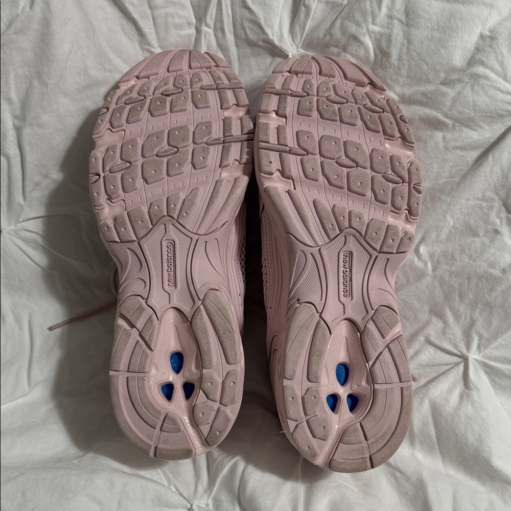 New Balance 530 Women's Rose Sugar color. Mesh & Leather Sneakers - Picture 3 of 4